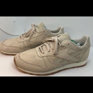 Reebok classic Bs8227 Suede Leather  oat Meal Chalk Gum.  Size 9 amazing color
